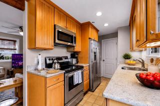 *NEW* West End Artsy Gem, Private Patio, Parking - 5