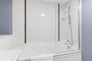 Modern City Centre Apartment @ The Hub • Balcony • Free Parking • Fast Wifi • Yoko Property - 6
