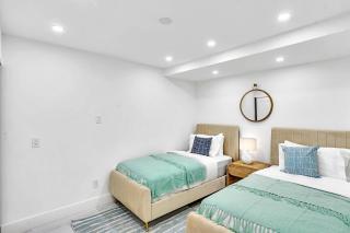 Hollywood Hills Oasis Pool 7BR Retreat - 1