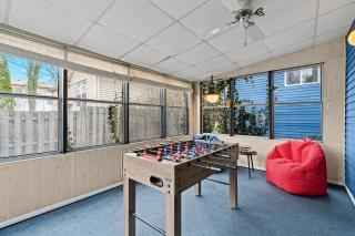 Royal Oak Blue Haven Modern 3 Bedroom with Game Room and Jetted Tub - 9