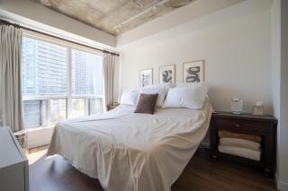 Stylish King West Condo Near FIFA & BMO Field - 5