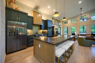 Luxury Mountain Cabin with Hot Tub & Game Room - Broken Bow - 5