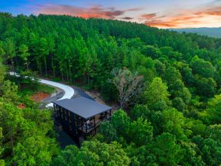 Luxury Mountain Cabin with Hot Tub & Game Room - Broken Bow - 0