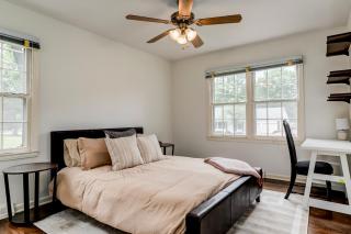 Spacious Overland Park Home Walk to Dining 20 Min to Stadium - 4