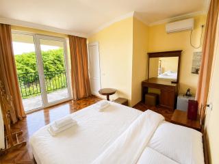Lia's Guest House - 3
