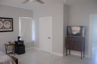 Spacious and Comfy Suite near MIA 2 Queen Beds - 4