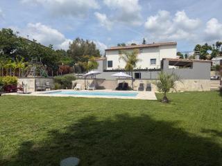 Villa Élégante à Berre-les-Alpes - Terrasse, Piscine & Vue Panoramique - 0
