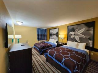 Super 8 by Wyndham Pine Bluff - 8