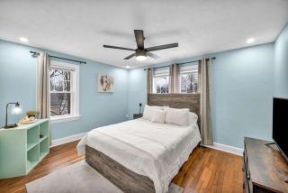 Cozy 3BR Tudor Home w Spacious Backyard - 3