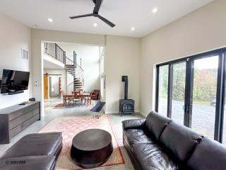 Top of the Hill Modern Retreat - 4