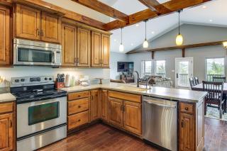 Hot Tub & Game Room! Group-Ready Smokies Cabin - 4
