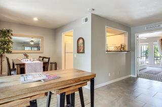 Sleek Phoenix Condo: Walk to Biltmore Fashion Park - 3