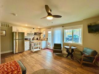 Charming 1 bedbath Suite in waterfront Cottage - 1