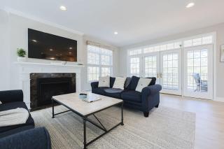 Expansive Oasis With Water Views, Walk To Beach! - 4