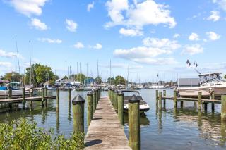 Waterfront Views with King Bed in Solomons Island - 8