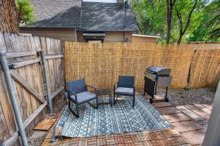 Charming Downtown Cottage Patio & Cozy Stay - 7