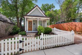 Charming Downtown Cottage Patio & Cozy Stay - 6