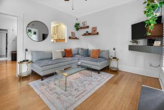 Charming Downtown Cottage Patio & Cozy Stay - 2
