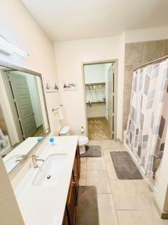 City View Skyline Downtown HTX-King Bed-Pool-Parking - 4
