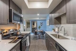 Modern Stay King Bed Parking Walk to Dining - 3