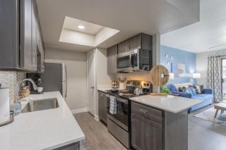 Modern Stay King Bed Parking Walk to Dining - 1