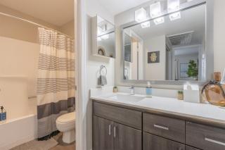 King Bed Walk to Dining Parking Modern Stay - 4