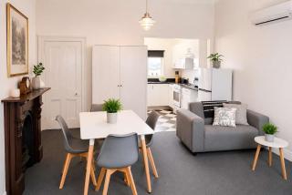 Comfy Apartment with carpark 2 minutes to CBD - 2