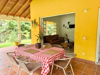 Villa Familiar con Piscina Privada, 8 min de Hacienda Nápoles, Santorini, Rio Claro - 5