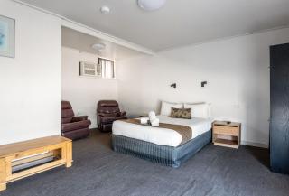 Prince of Wales Hotel Motel - 2