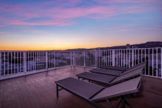 Beverly Hills Private Residence with Rooftop Jacuzzi - 9