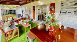 Spacious Southern Retreat - Sleeps 10 - 5 Beds - 3