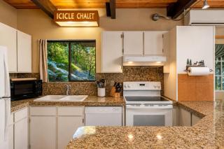 Icicle Chalet - 9
