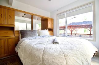 1 Bedroom Walkout & Parking NW Calgary - 0