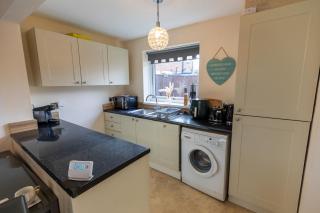 St Lukes House -Near Nissan & Stadium - Contractor & Family- Friendly, Free Wifi & Free Parking - 7