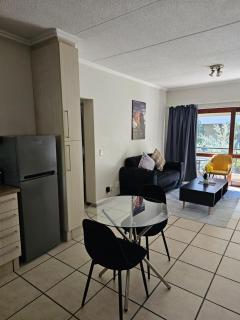 Cozy Apartment In Fourways - 5
