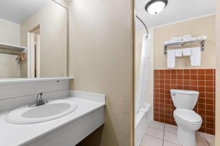 Travelodge by Wyndham Rapid City - 1