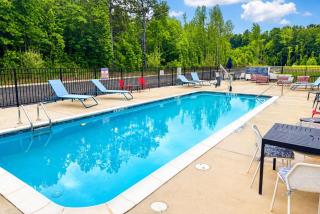 La Quinta Inn & Suites by Wyndham Mebane - 7