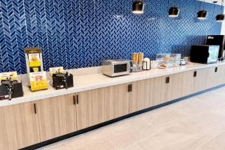 La Quinta Inn & Suites by Wyndham Mebane - 5