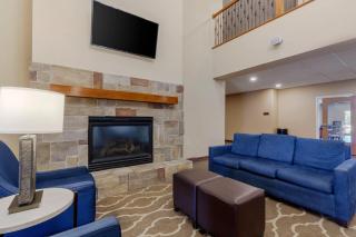 Comfort Suites Johnson Creek Conference Center - 1