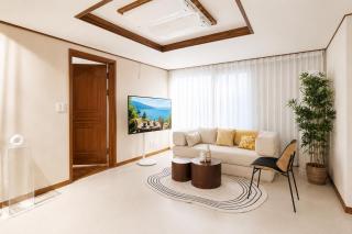 Wangsimni Station 3 Min Walk Line 2 Near Seongsu Hanyang Univ 3BR Sleeps 8 - 9