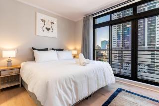 Spacious 1 bed with Table Mountain views - 2