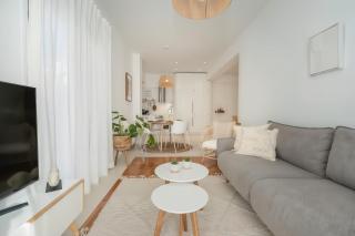 Bright 2BD Apt next to Acropolis - 8