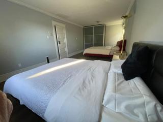 Spacious Family Suite with 2 queen Beds & Walk-in Wardrobe Over 300 sq ft - 8