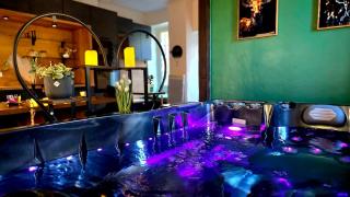 Ecrin d'exception avec jacuzzi et salon cinéma - 9