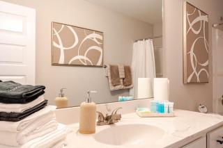 Spacious 3BR Home with 2 Kings, 1 Queen & Free Parking - 3