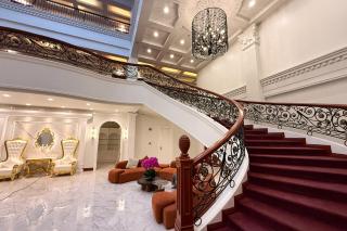 Madison Crown Hotel - 1