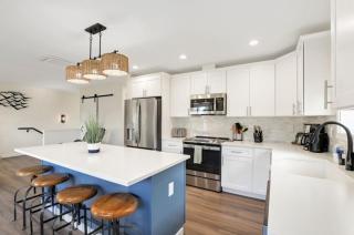 Pacific Beach Escape - Steps to the Beach & Seabrook! Ocean Views, Sleeps 10 - 5