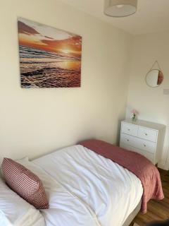 Stylish, Newly Refurbished, 2-Bed Flat Near London - 3