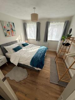 Stylish, Newly Refurbished, 2-Bed Flat Near London - 1