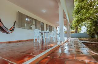 Casa inteira com churrasqueira a 1 quadra da praia para até 14 pessoas - 0